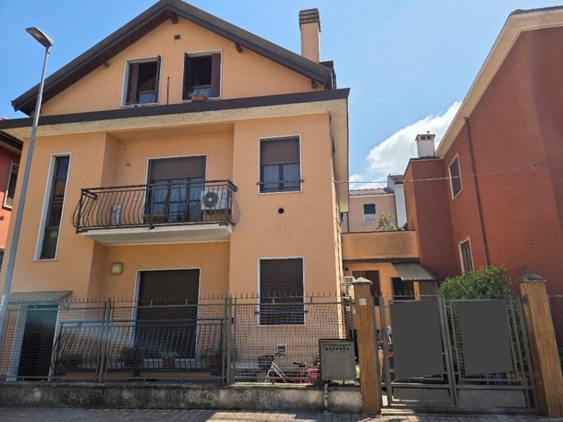 Trilocale in Vendita a Rozzano, 111'000&euro;, 155 m²