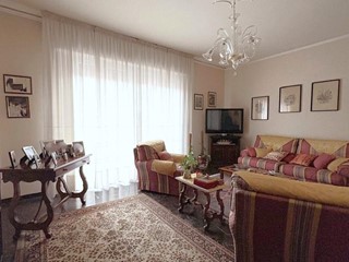 Appartamento in Vendita a Lucca, zona Sant'Anna, 285'000&euro;, 130 m², con Box