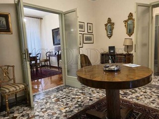 Appartamento in Vendita a Padova, zona CENTRO STORICO, 780'000&euro;, 220 m², con Box