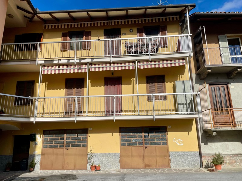 Appartamento in Vendita a Dogliani, 48'000&euro;, 90 m², con Box