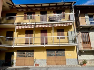 Appartamento in Vendita a Dogliani, 48'000&euro;, 90 m², con Box