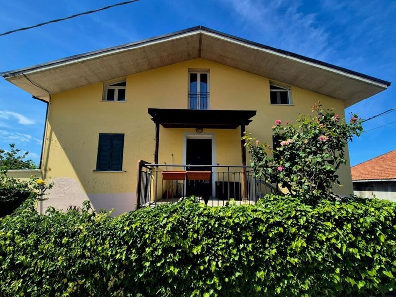 Appartamento in Vendita a Casalincontrada, 92'000&euro;, 146 m²