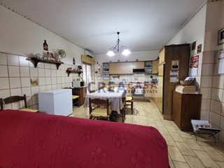 Appartamento in Vendita a Fiumefreddo di Sicilia, 96'000&euro;, 157 m²