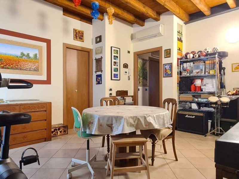 Trilocale in Vendita a Brescia, 165'000&euro;, 97 m², con Box