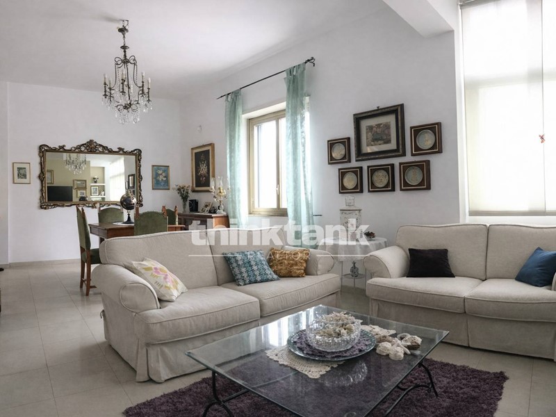 Appartamento in Vendita a Catania, 120'000&euro;, 125 m²