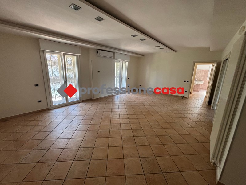 Quadrilocale in Affitto a San Nicola la Strada, 750&euro;, 150 m²