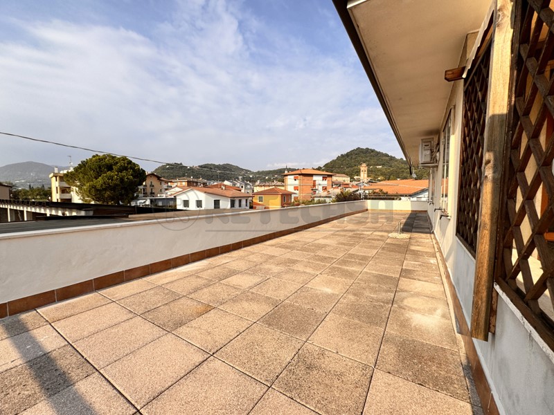 Appartamento in Vendita a Castelgomberto, 138'000&euro;, 162 m²