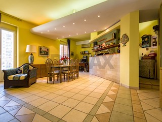 Appartamento in Vendita a Palermo, 248'000&euro;, 180 m²