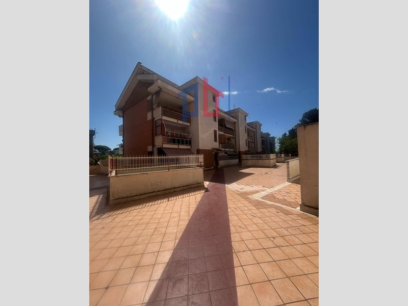 Quadrilocale in Vendita a Pomezia, 135'000&euro;, 75 m²