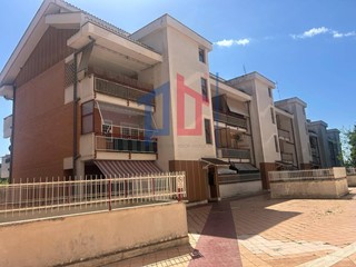 Quadrilocale in Vendita a Pomezia, 135'000&euro;, 75 m²