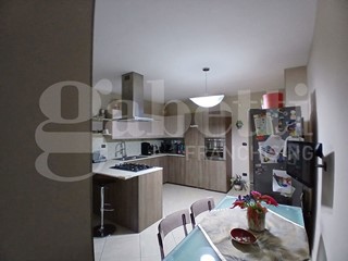 Quadrilocale in Vendita a Capua, 120'000&euro;, 115 m², arredato, con Box