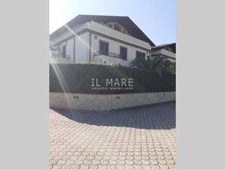 Appartamento in Vendita a Massa, zona Ronchi, 280'000&euro;, 100 m², arredato