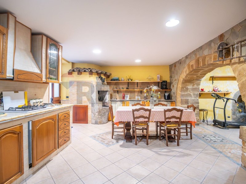 Quadrilocale in Vendita a Caltagirone, 70'000&euro;, 192 m²