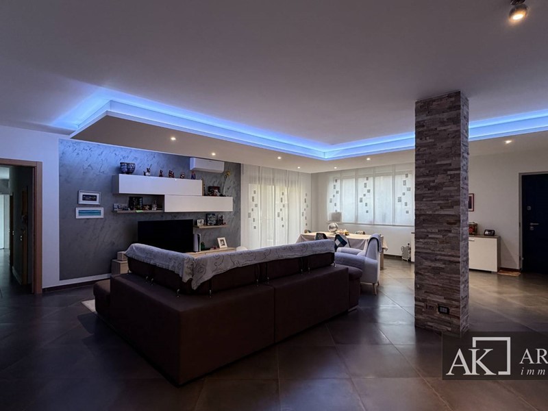 Quadrilocale in Vendita a Novara, 350'000&euro;, 240 m²