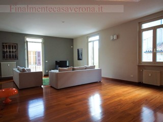 Appartamento in Affitto a Verona, 2'500&euro;, 210 m²