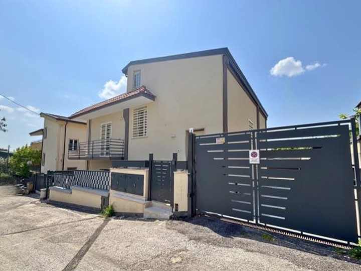 Appartamento in Vendita a Caserta, 390'000&euro;, 200 m²