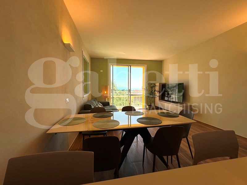 Attico in Vendita a Padenghe sul Garda, 880'000&euro;, 221 m², arredato