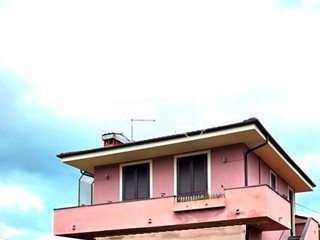 Trilocale in Vendita a Lucca, zona San Macario In Piano, 150'000&euro;, 65 m², con Box