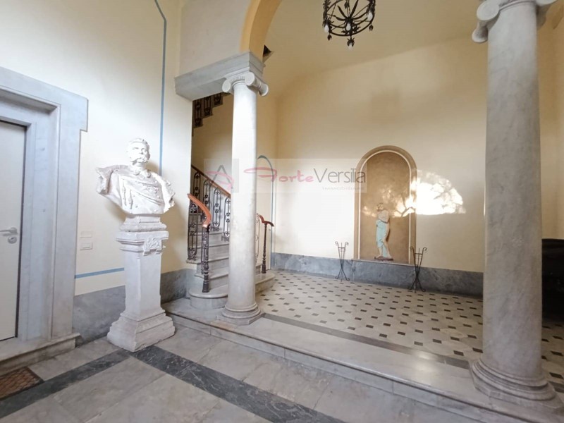 Appartamento in Vendita a Pietrasanta, 485'000&euro;, 241 m²