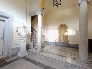Appartamento in Vendita a Pietrasanta, 485'000&euro;, 241 m²