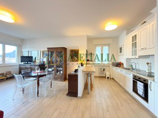 Trilocale in Vendita a Porto Ceresio, 190'000&euro;, 95 m²