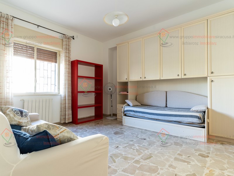 Bilocale in Vendita a Siracusa, zona Tisia Tica Zecchino, 75'000&euro;, 62 m², arredato