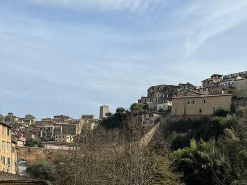 Appartamento in Vendita a Siena, 240'000&euro;, 90 m², arredato