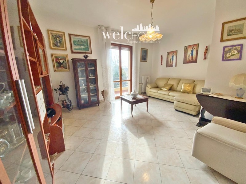 Appartamento in Vendita a Prato, zona Paperino, 279'000&euro;, 118 m², con Box