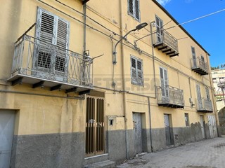 Appartamento in Vendita a Caltanissetta, 150'000&euro;, 500 m²