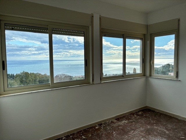 Appartamento in Vendita a Aci Castello, zona Ficarazzi, 130'000&euro;