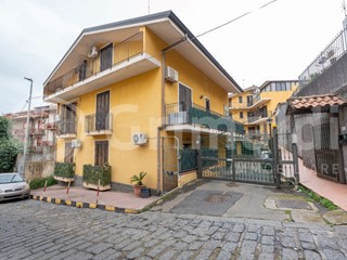 Trilocale in Vendita a Aci Catena, 109'000&euro;, 100 m², con Box