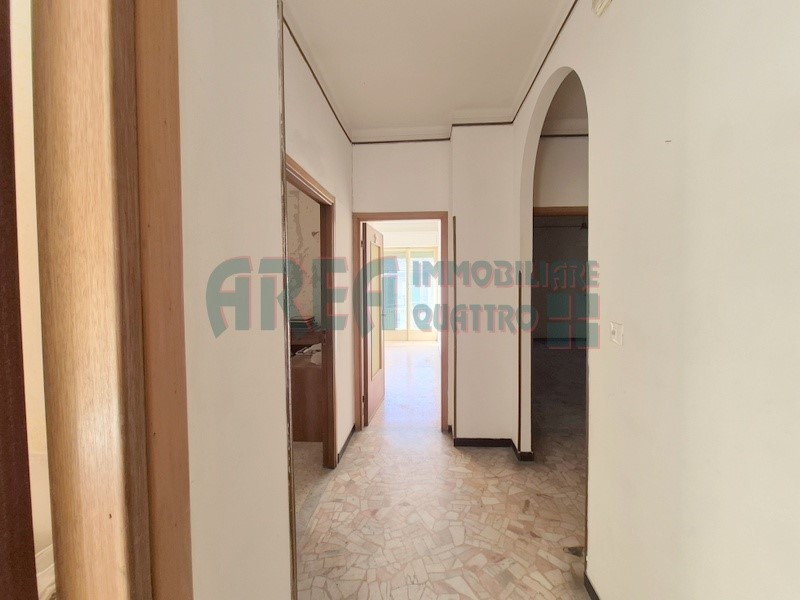 Appartamento in Vendita a Imperia, zona Porto Maurizio, 198'000&euro;, 135 m²
