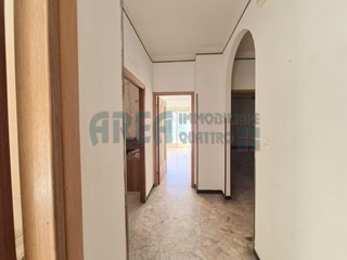 Appartamento in Vendita a Imperia, zona Porto Maurizio, 198'000&euro;, 135 m²