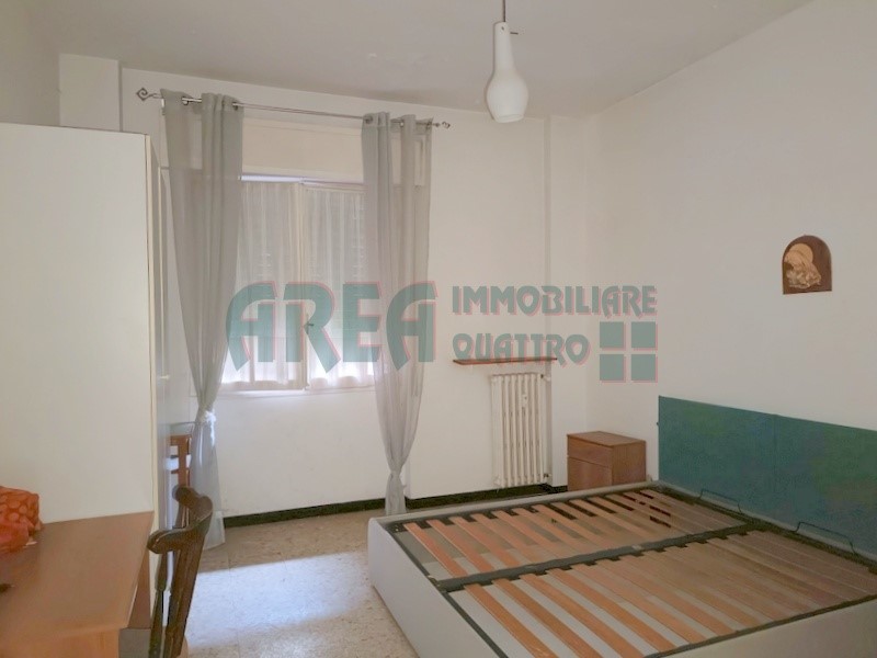 Appartamento in Vendita a Imperia, zona Porto Maurizio, 165'000&euro;, 126 m²