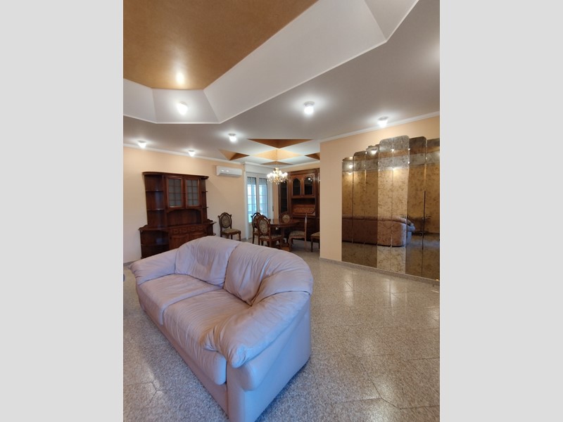 Appartamento in Vendita a Siracusa, zona Teocrito-Sangiovanni, 170'000&euro;, 170 m²