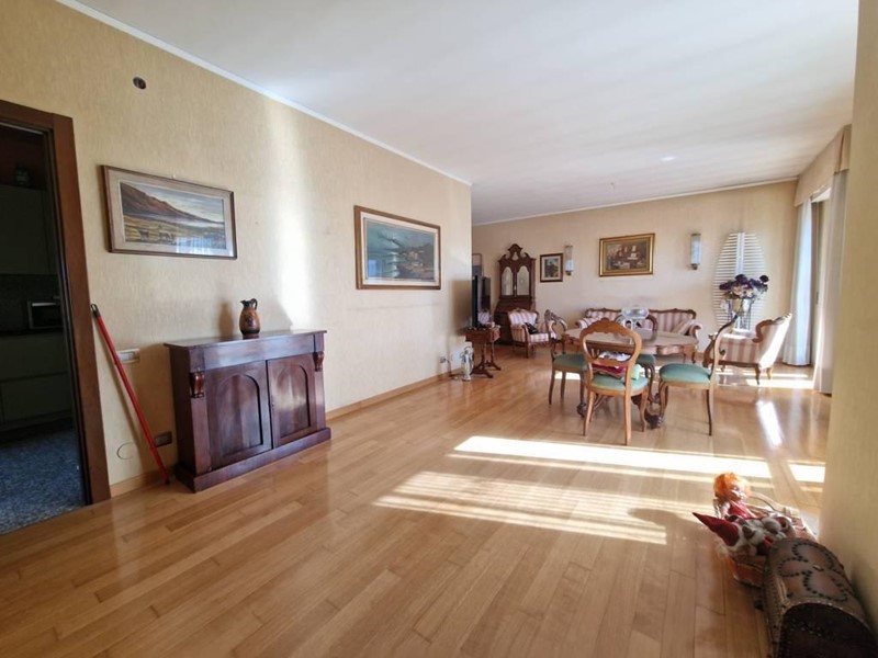 Attico in Vendita a Carrara, zona Marina di Carrara, 700'000&euro;, 180 m², con Box