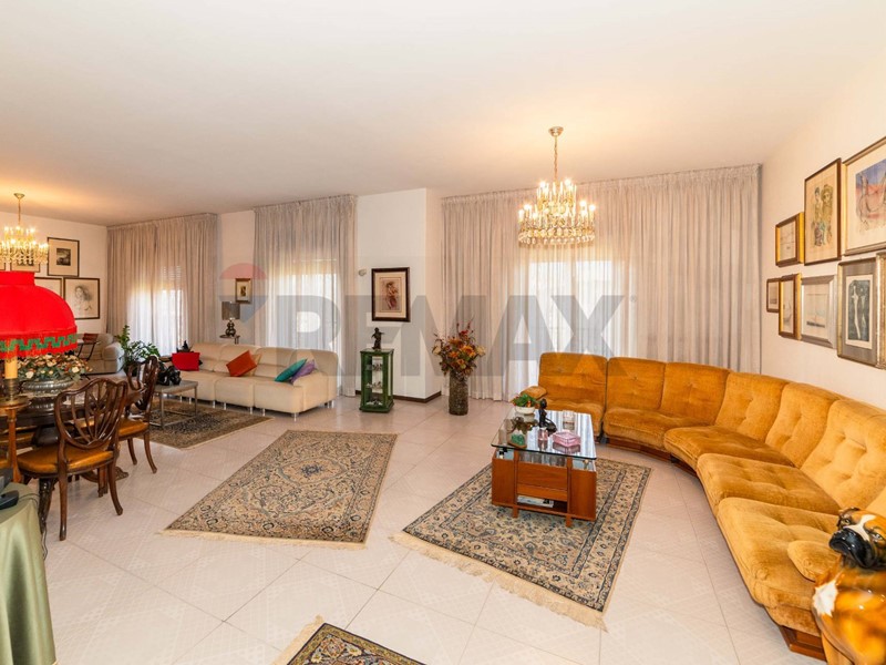 Appartamento in Vendita a Catania, 295'000&euro;, 230 m²