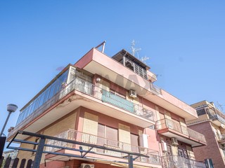 Trilocale in Vendita a Roma, 260'000&euro;, 88 m²