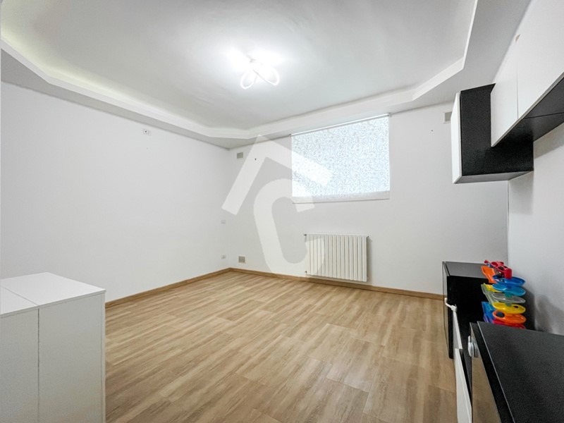 Quadrilocale in Vendita a Jesi, zona ZONA 4B, 150'000&euro;, 94 m², con Box