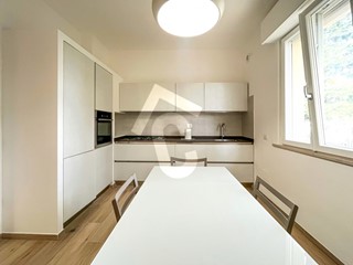 Trilocale in Vendita a Jesi, zona ZONA 4A, 258'000&euro;, 105 m², arredato, con Box