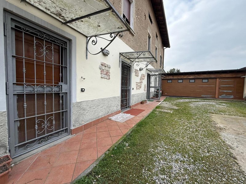 Appartamento in Vendita a Rovato, 215'000&euro;, 230 m², con Box