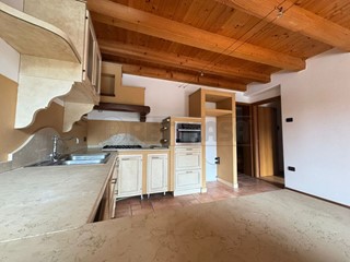 Quadrilocale in Vendita a Pieve del Grappa, zona Crespano centrale, 135'000&euro;, 85 m²