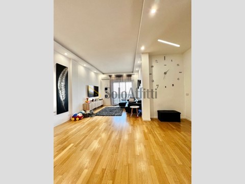 Trilocale in Affitto a Bari, zona Poggiofranco, 1'100&euro;, 118 m², arredato