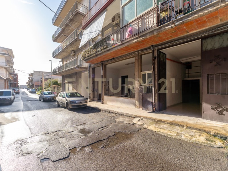 Quadrilocale in Vendita a Adrano, 95'000&euro;, 100 m², con Box