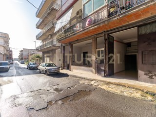 Quadrilocale in Vendita a Adrano, 95'000&euro;, 100 m², con Box