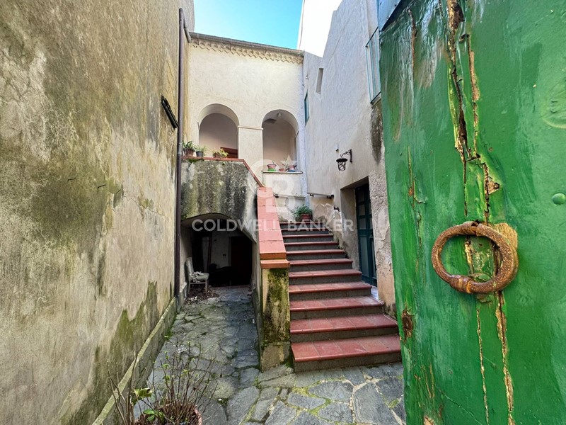 Appartamento in Vendita a Lustra, 65'000&euro;, 160 m²