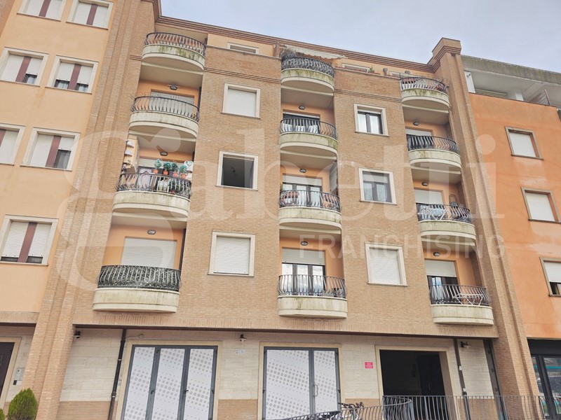 Trilocale in Vendita a Assisi, 120'000&euro;, 70 m², con Box
