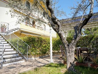 Appartamento in Vendita a Massa, zona Ronchi, 495'000&euro;, 100 m², arredato