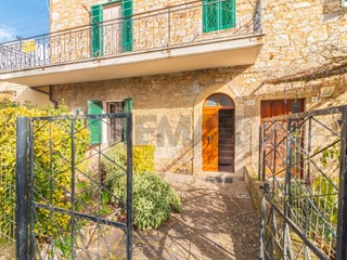 Appartamento in Vendita a Semproniano, 113'000&euro;, 203 m²