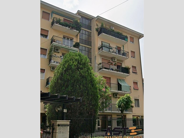 Appartamento in Vendita a Verona, 139'000&euro;, 98 m²